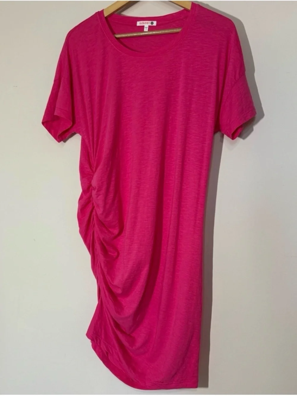 SUNDRY Side Shirred Ruched Short Sleeve Tee Dress In Raspberry Pink Size 0 - Picture 4 of 6